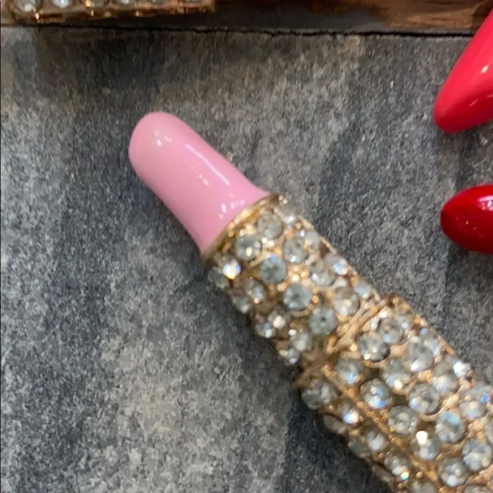 ‎Cute lipstick and rhinestone key chain
